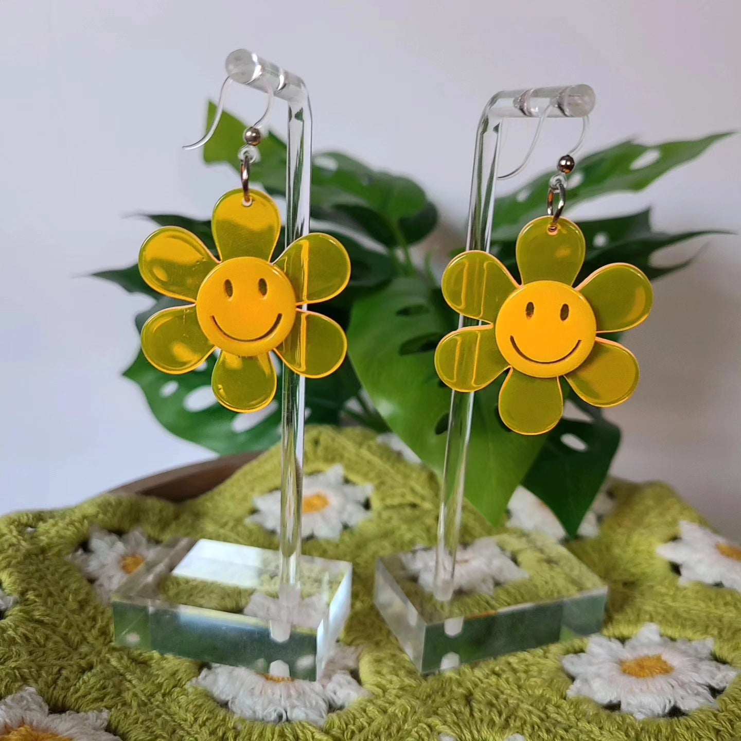 GROOVY HAPPY FLOWERS | Dangly Earrings